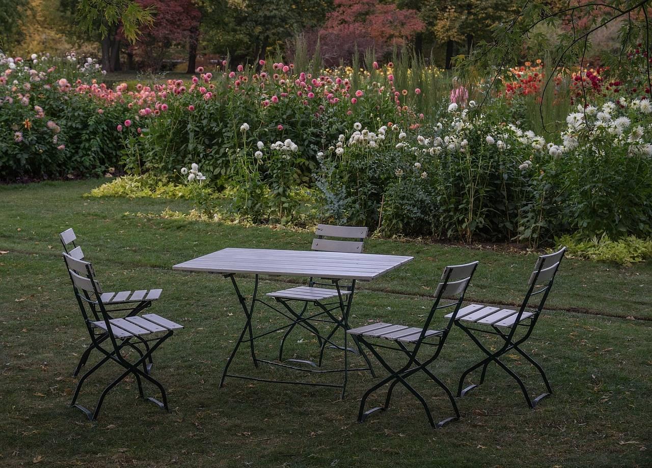Krzesła ogrodowe – klucz do komfortu w ogrodzie