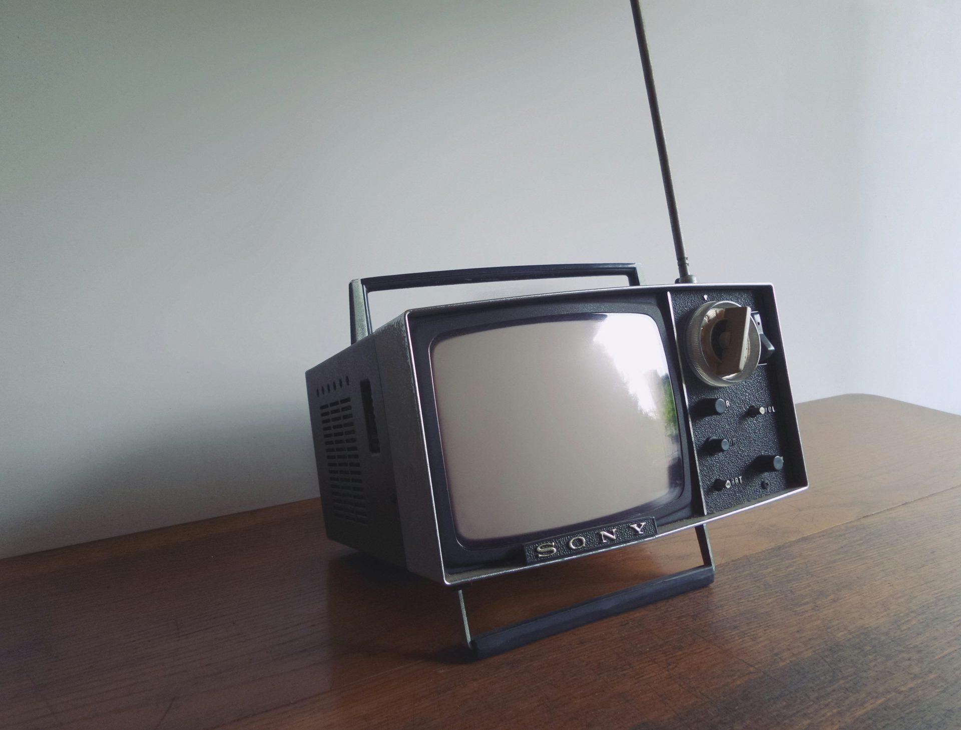 stary telewizor z anteną na komodzie