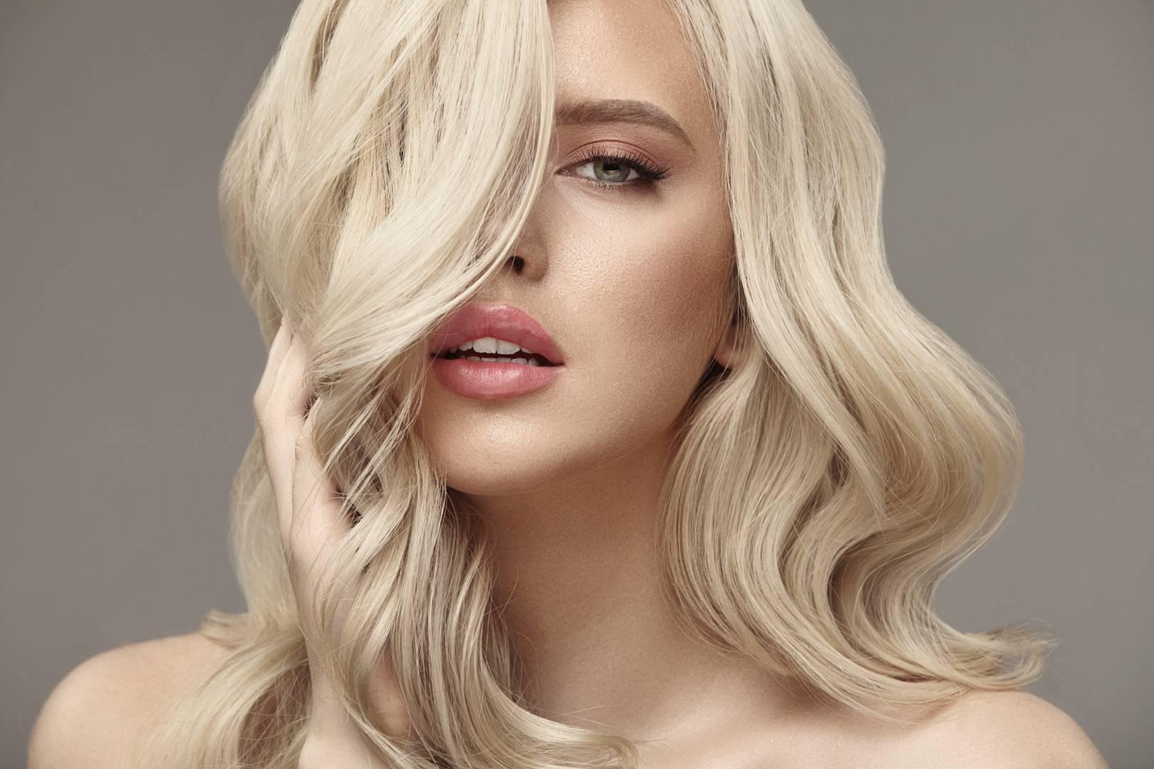 Blond włosy – odcienie, dobór koloru i pielęgnacja
