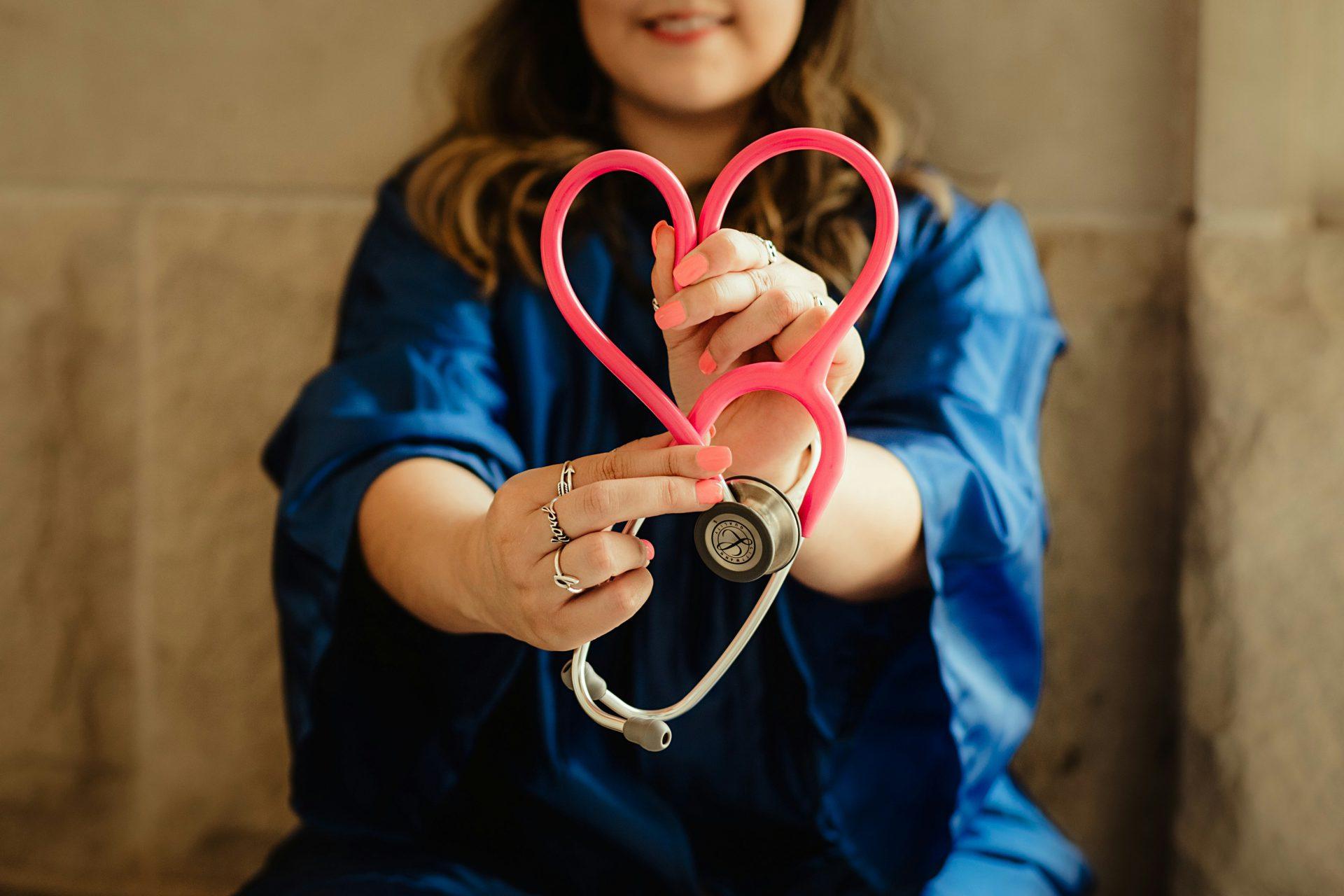 Kobieta ze stetoskopem w kształcie serca