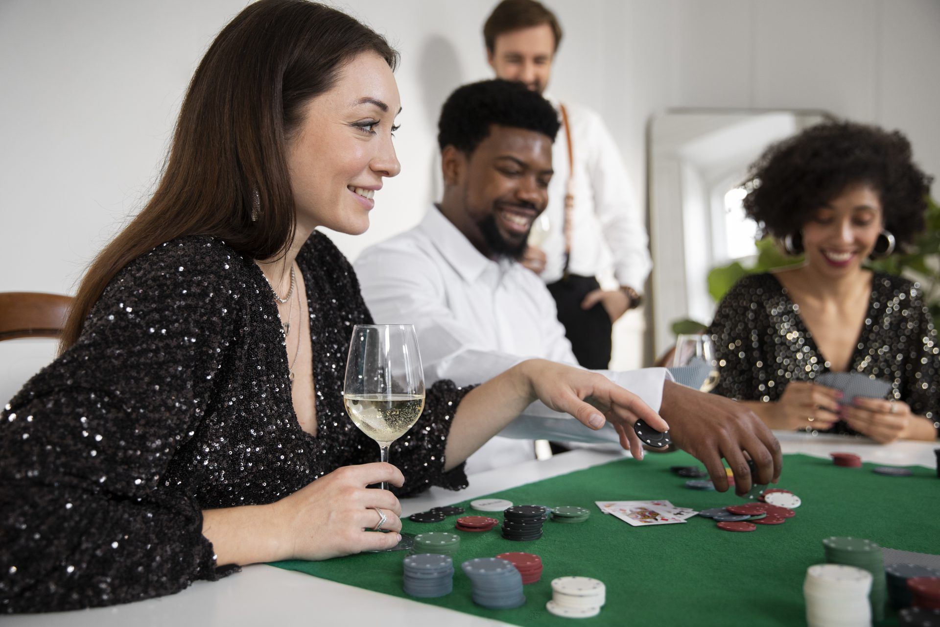 przyjaciele graja razem w pokera