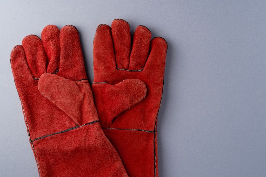 Rękawice - jaki typ wybrać dla bezpieczeństwa w pracy?