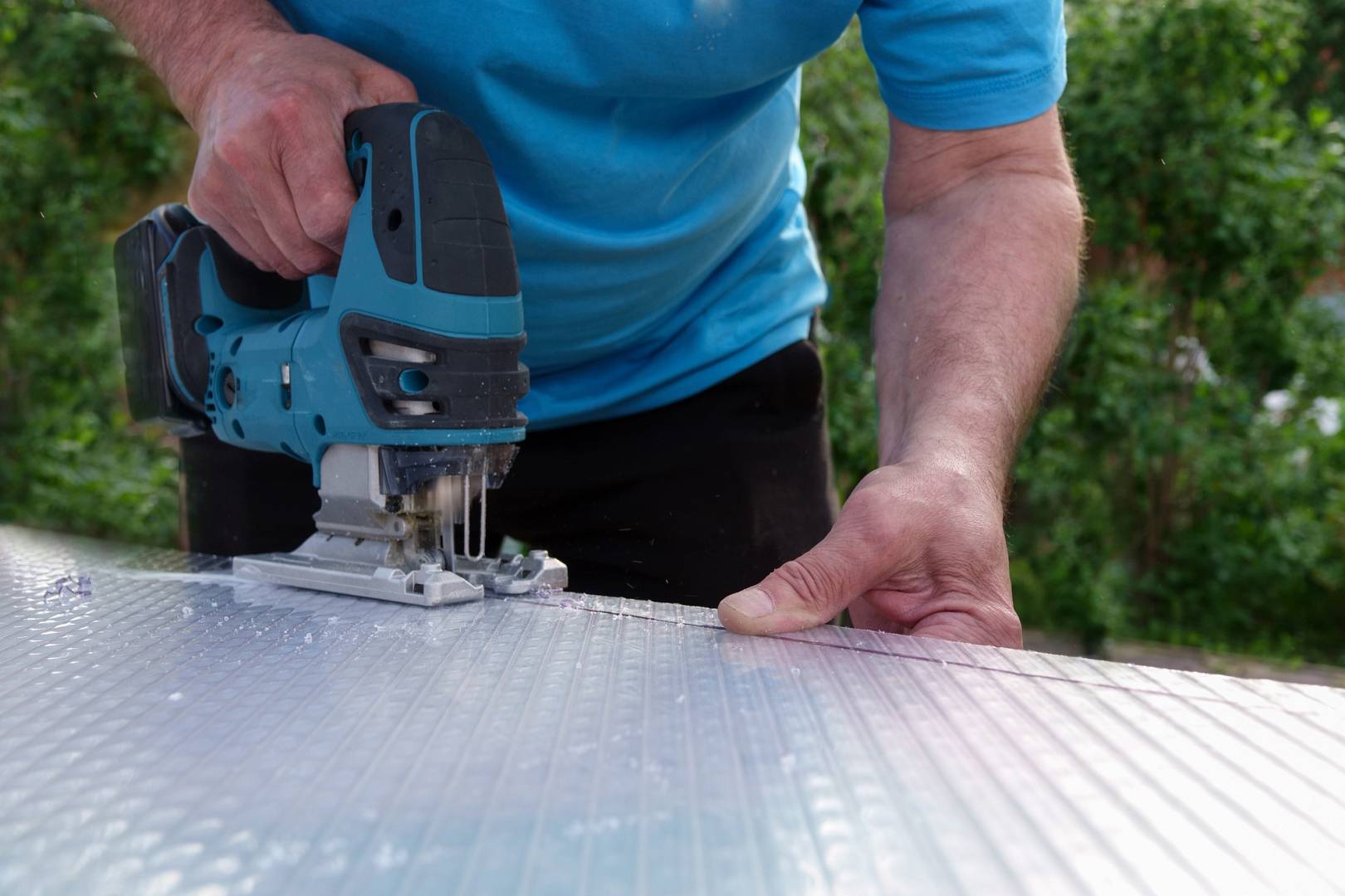 Cutting polycarbonate sheet by cutting machine jigsaw