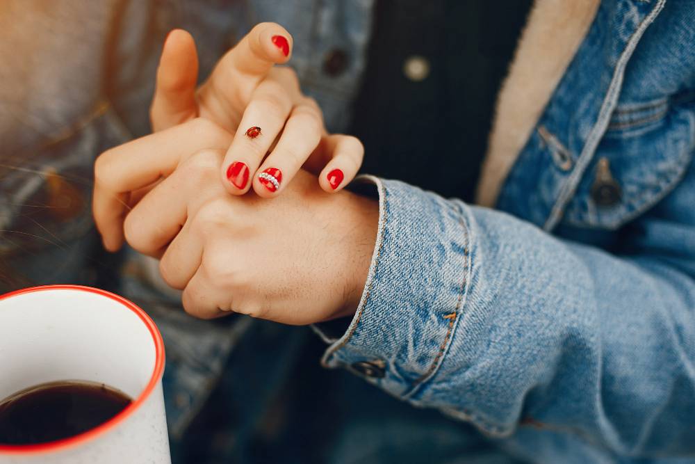 Jakie paznokcie do szkoły? Dlaczego minimalistyczny manicure to idealne rozwiązanie?