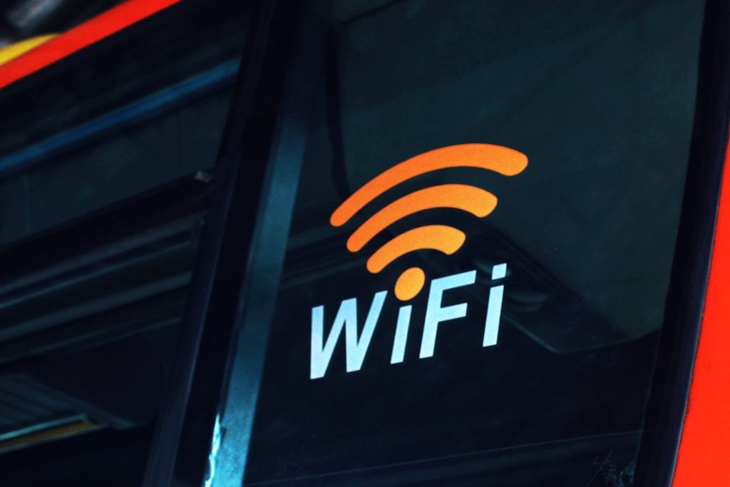 Internet mobilny vs. Wi-Fi: Kiedy wybrać dane mobilne, a kiedy sieć bezprzewodową?