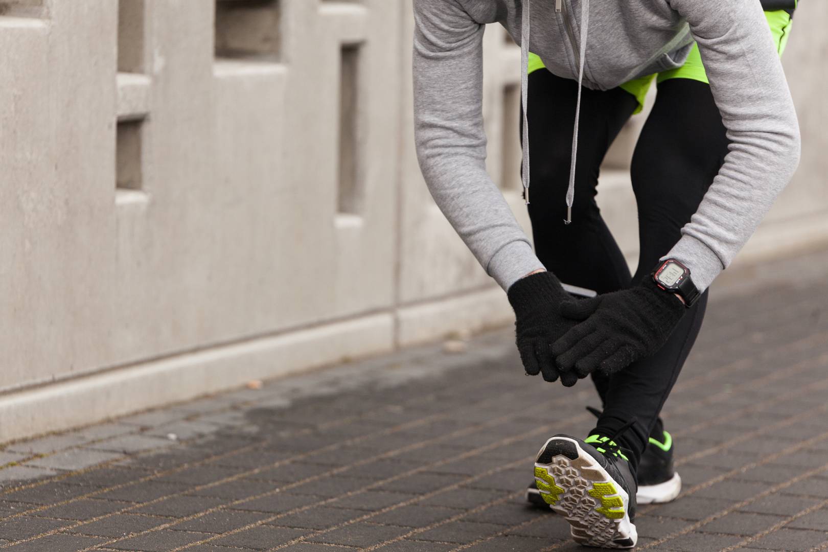 athlete tying shoes wp