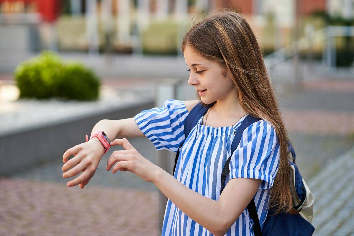 Young kid girl make video call her parents with her pink smartwa