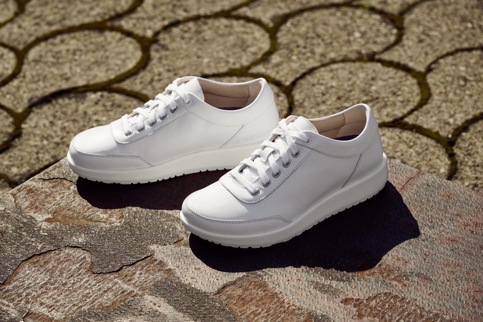 sneakersy damskie Guess dostepne na Answear.com