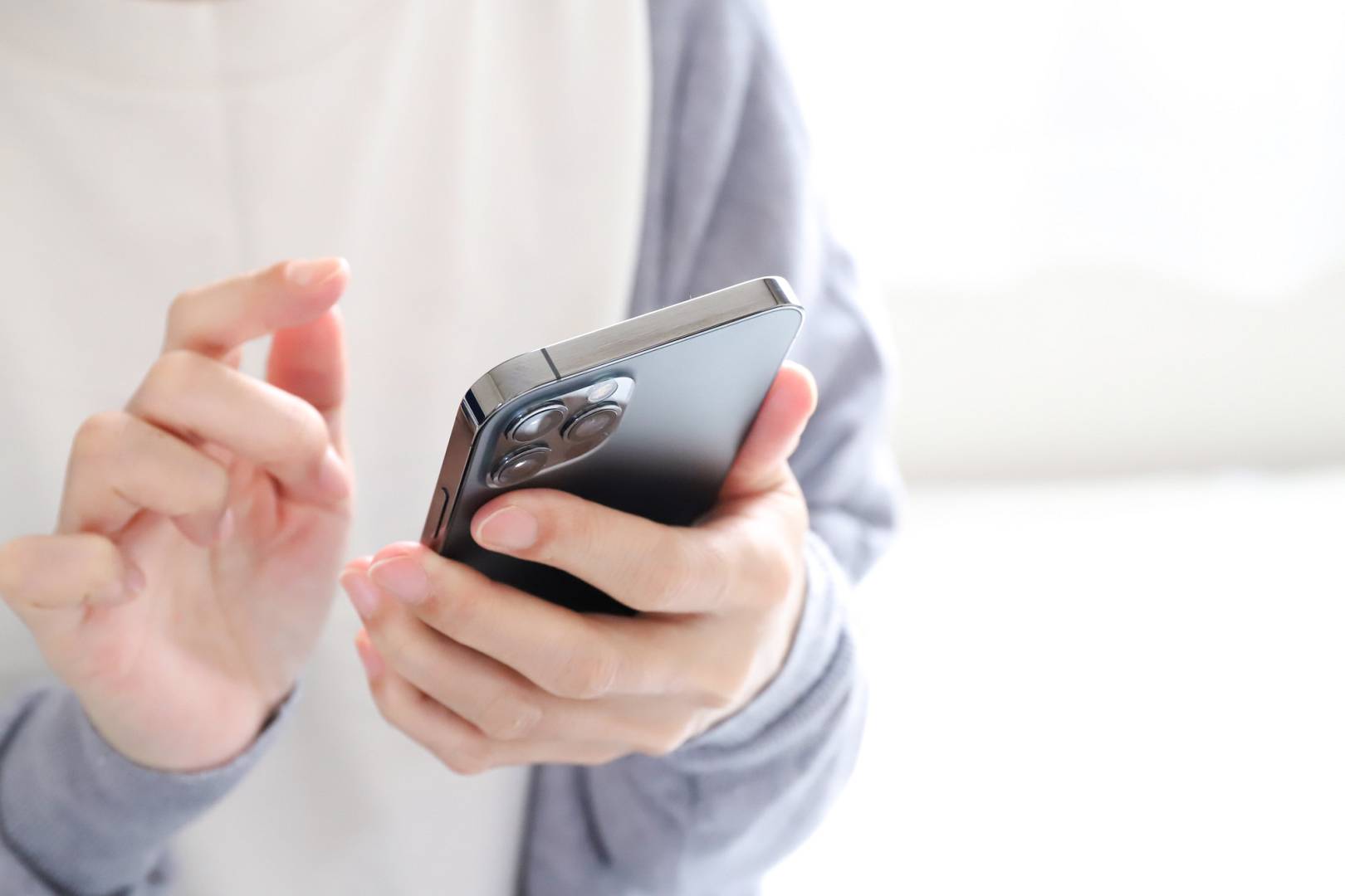  Kobieta sprawdza coś na ekranie swojego telefonu