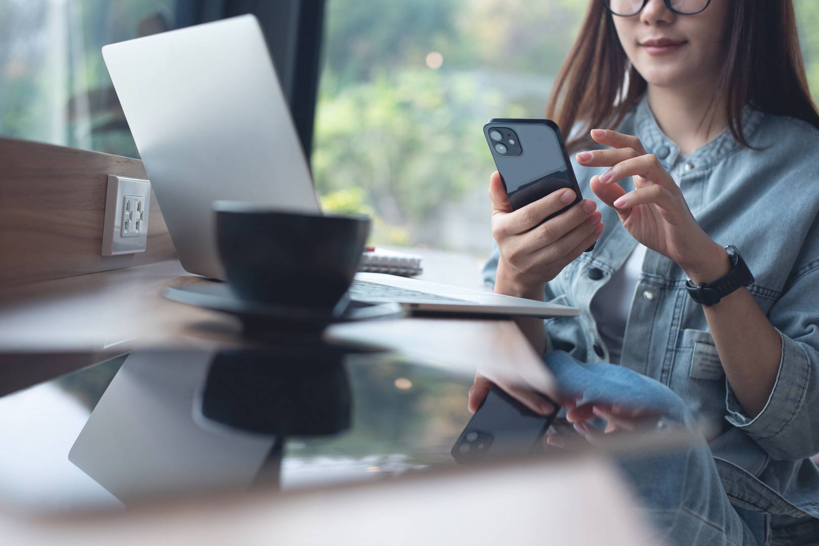 Kobieta trzyma w ręku smartfon