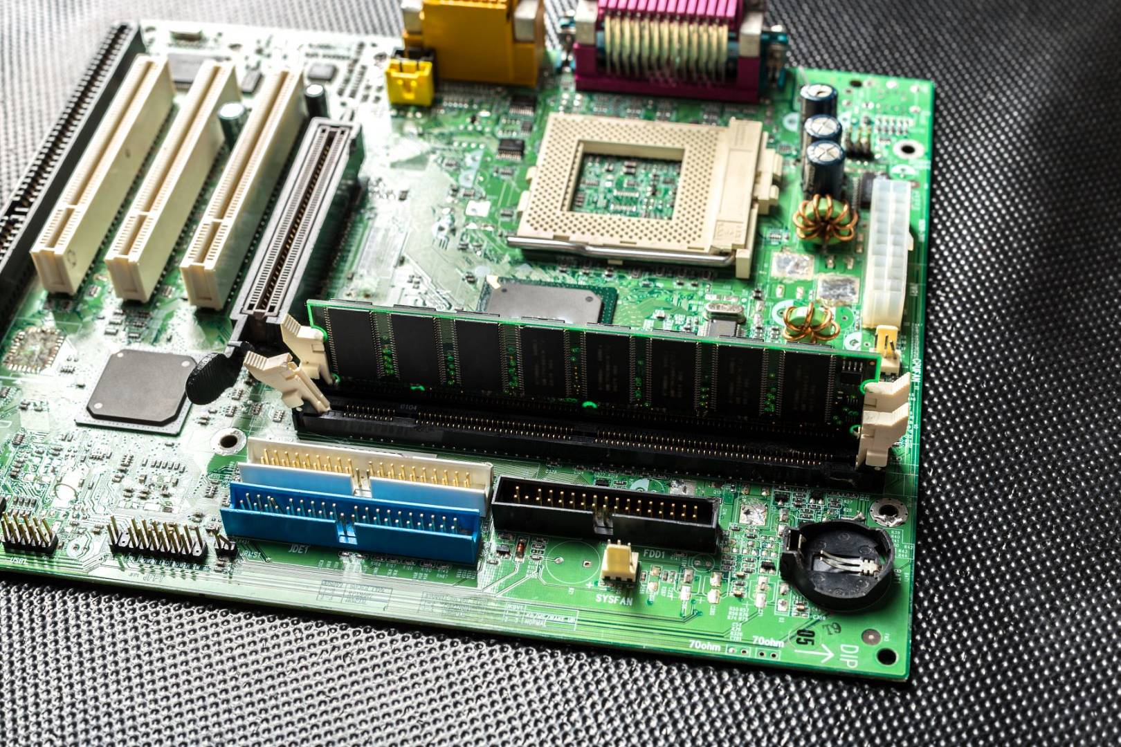 jak wybrac plyte glowna dla karty rx 7700 xt wp