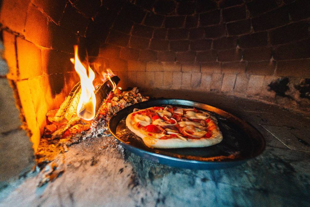 pizza na tacce pieczona we własnoręcznie zbudowanym piecu