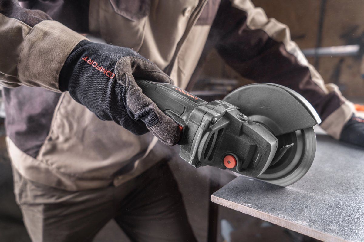 praca na szlifierce kontowej