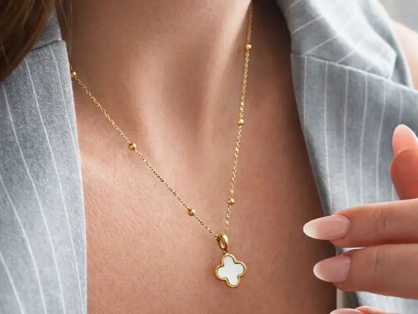 Jak dobrać kolor biżuterii do stylizacji?