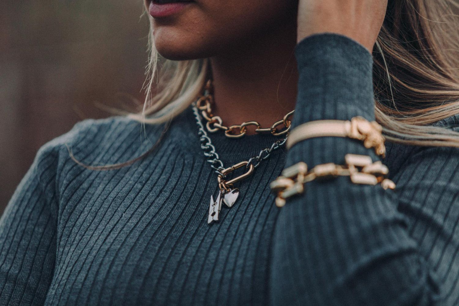 Jak dobrać kolor biżuterii do stylizacji?