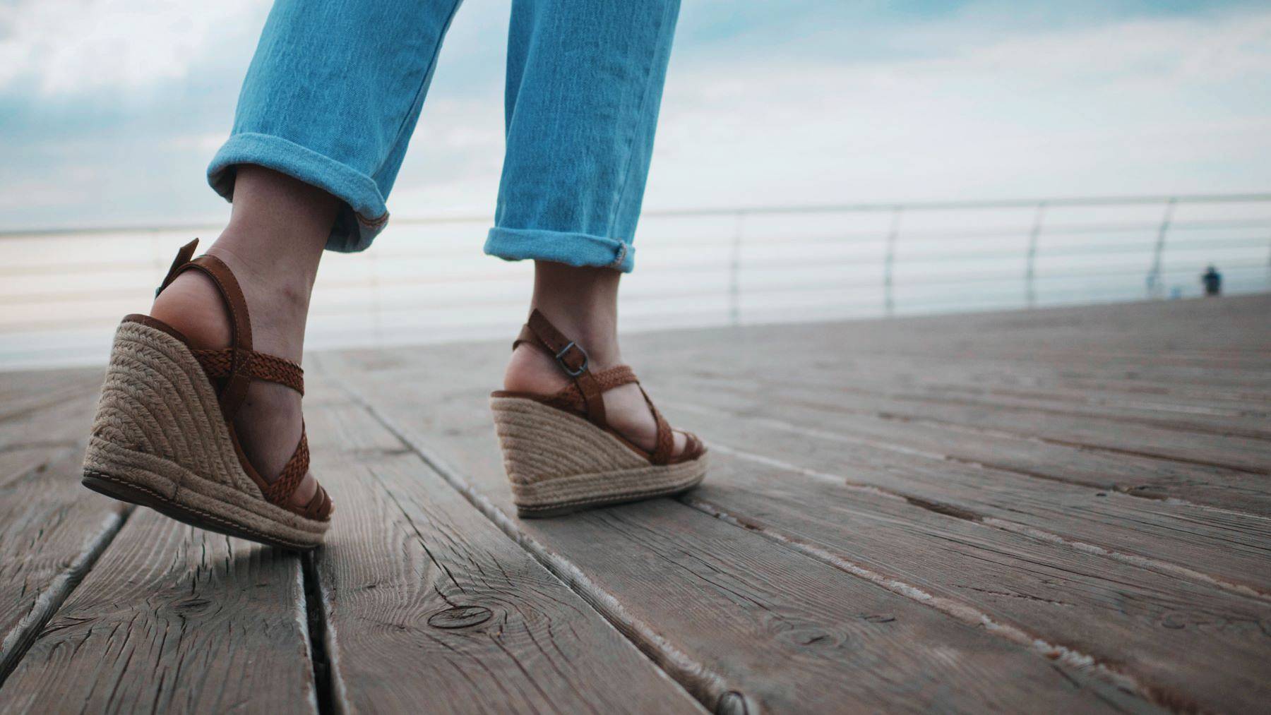 buty na koturnie w codziennych stylizacjach poznaj sekret wygody ktora pokochaly polki wp