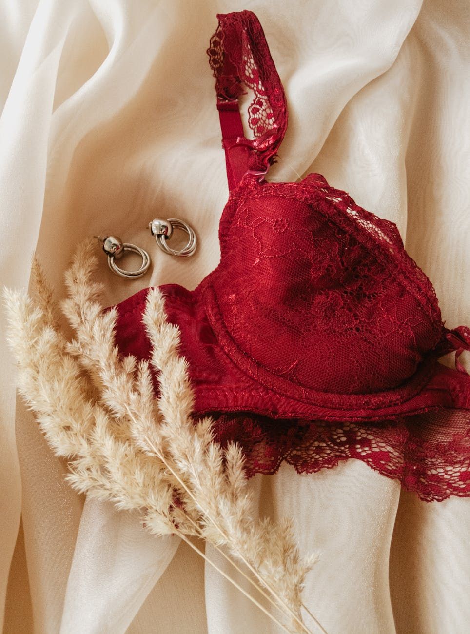 Jak stylizować koronkowe body? Od sypialni po wieczorne wyjście