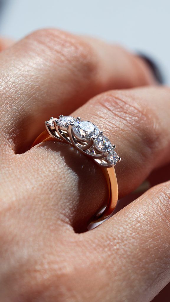 pierscionek z diamentami na dloni