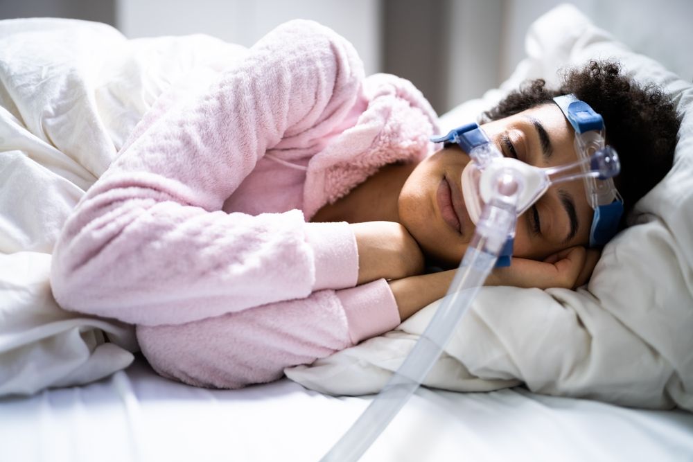 Kobieta śpiąca z aparatem CPAP