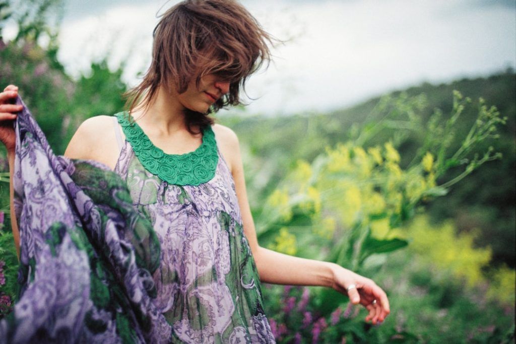 03 woman purple dress scarf