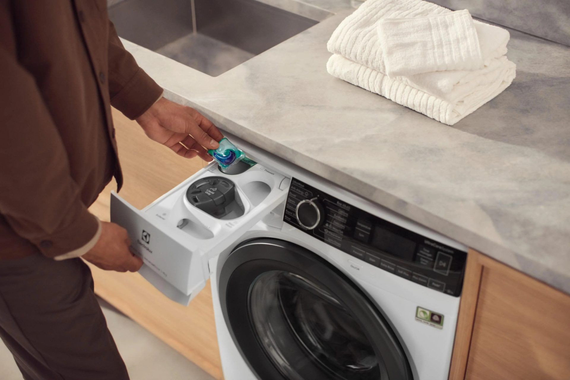 Nie każde ubranie wymaga pełnego prania. SteamRefresh w pralce Electrolux odświeża tkaniny parą w 25 minut