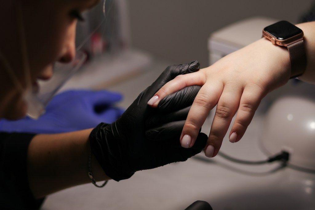 Co stoi za perfekcyjnym manicure? Zaglądamy na stanowisko stylistki paznokci
