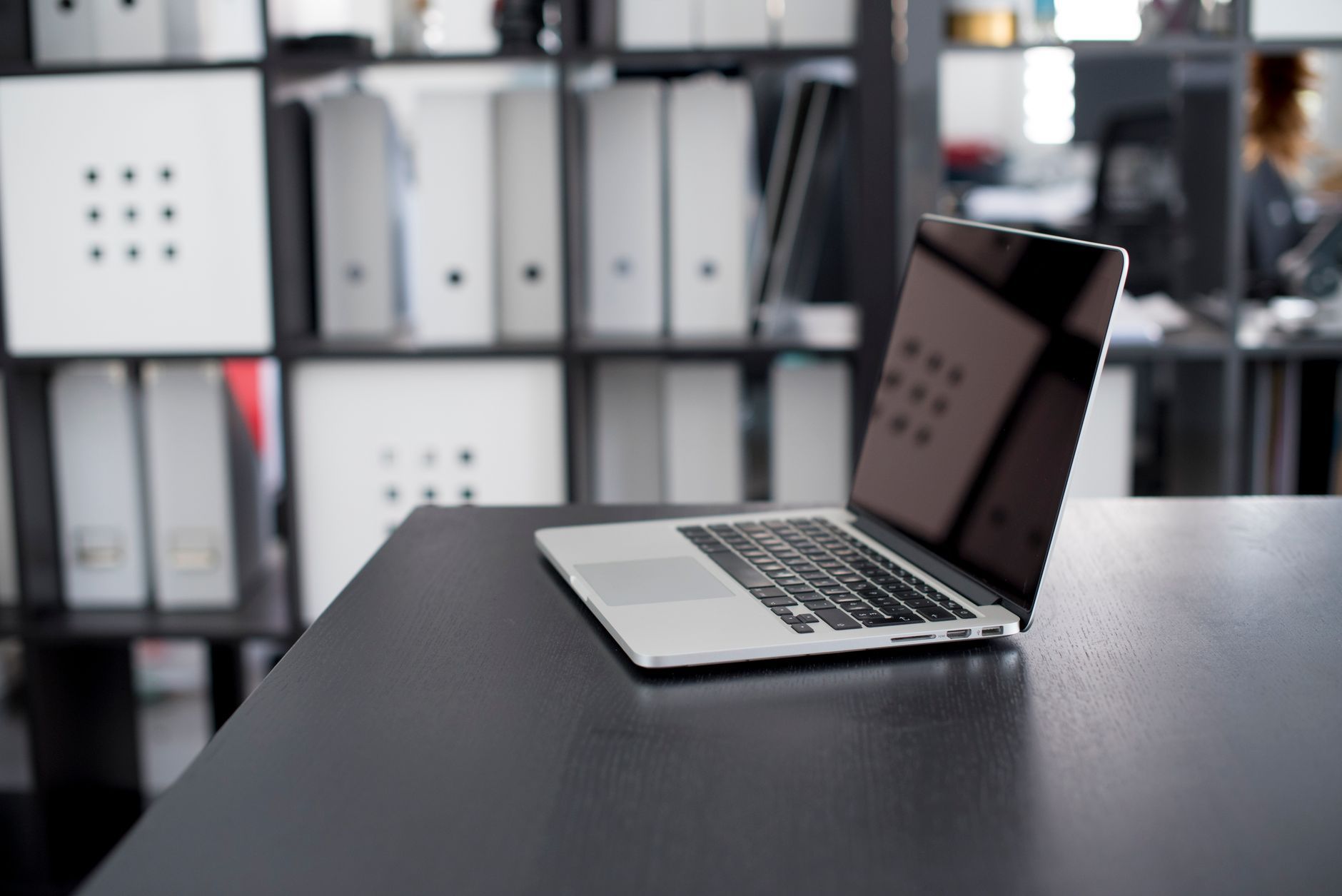 MacBook M4 czy M5 dla rodziny? Jak wybrać laptopa do nauki dziecka i pracy z domu